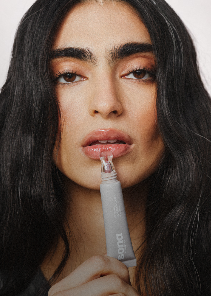 The_Gloss_Everyone_s_Talking_About_Glass-Like_Shine._Zero_Stickiness._Hydrating_lip_colour_infused_with_Hyaluronic_Acid_and_Jojoba_Oil._SHOP_BUNDLES_SAVE_2.png